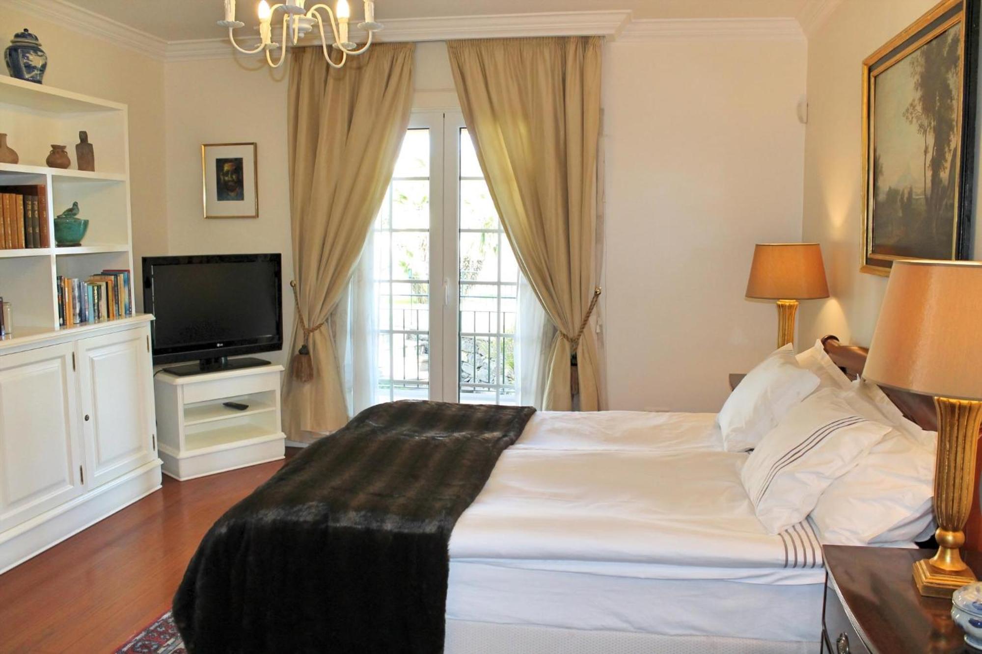 Magnificent Luzia 5 Bedrooms Sea Views Pool Table *