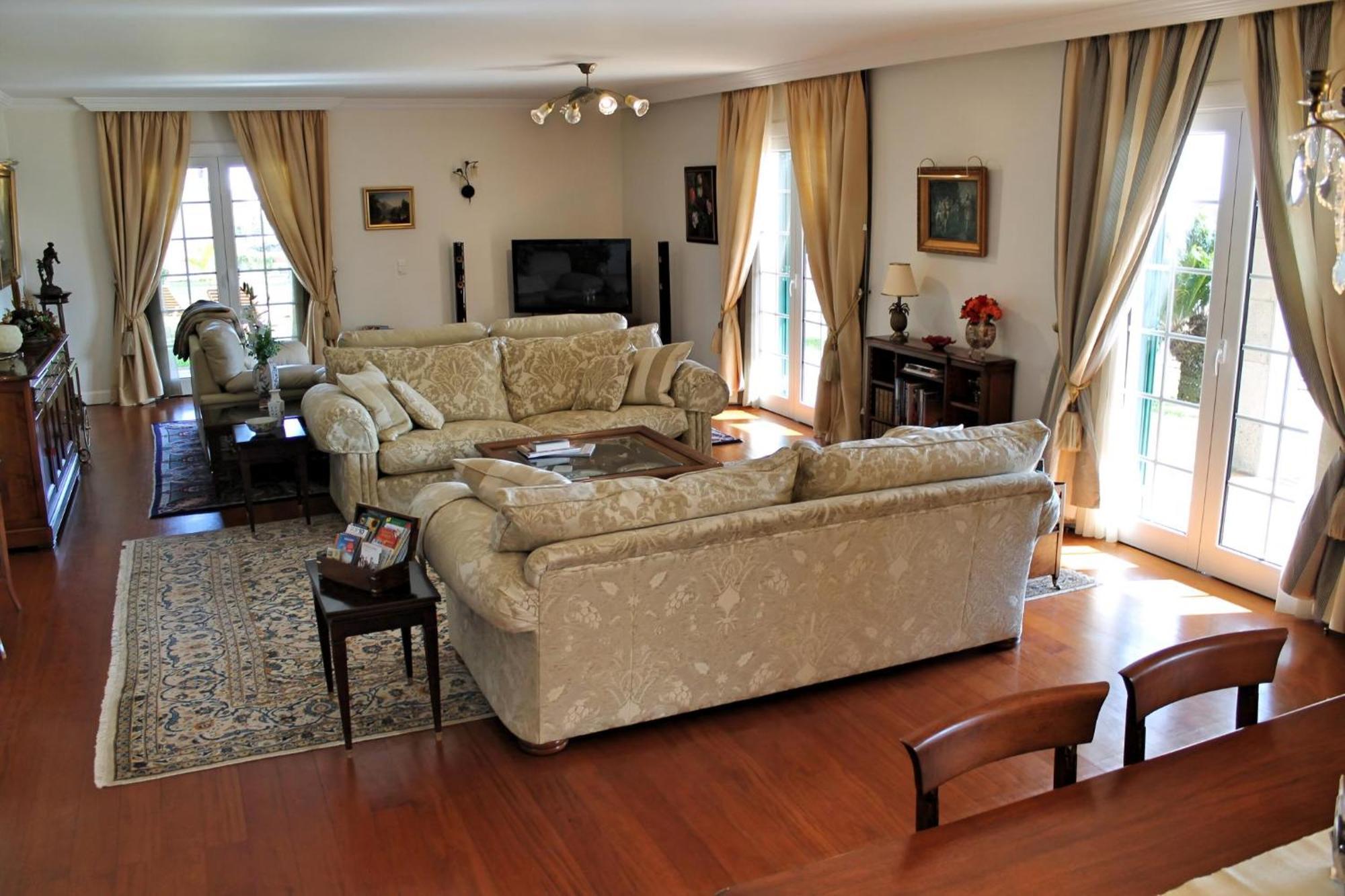Magnificent Luzia 5 Bedrooms Sea Views Pool Table
